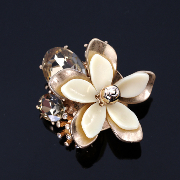 Banana Republic Jewelry - NWT Banana Republic Gold tone Flower Cluster Cryst